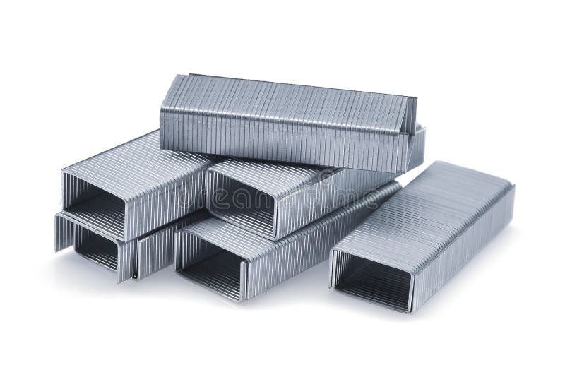 Hög av metallhäftklamrar som isoleras på vit royaltyfria foton Hög av metallhäftklamrar som isoleras på vit royaltyfria foton