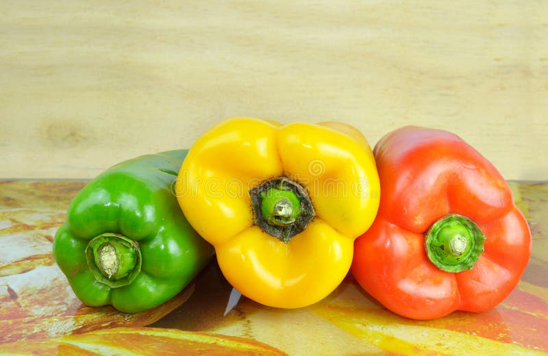 Hög av tre olika sorter av spanska peppar på en wood bakgrund arkivfoton Hög av tre olika sorter av spanska peppar på en wood bakgrund arkivfoton