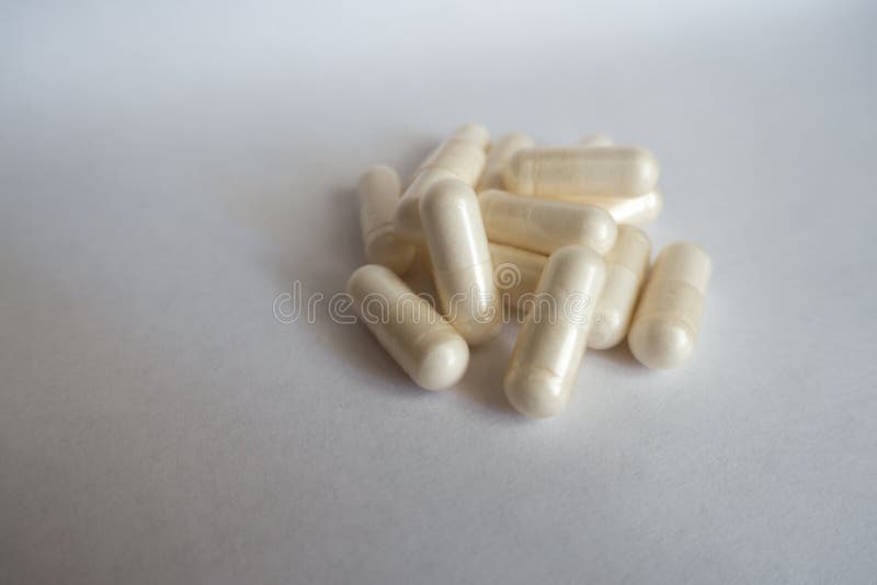 Hög av vita kapslar av AcetylL-Carnitine fotografering för bildbyråer Hög av vita kapslar av AcetylL-Carnitine fotografering för bildbyråer