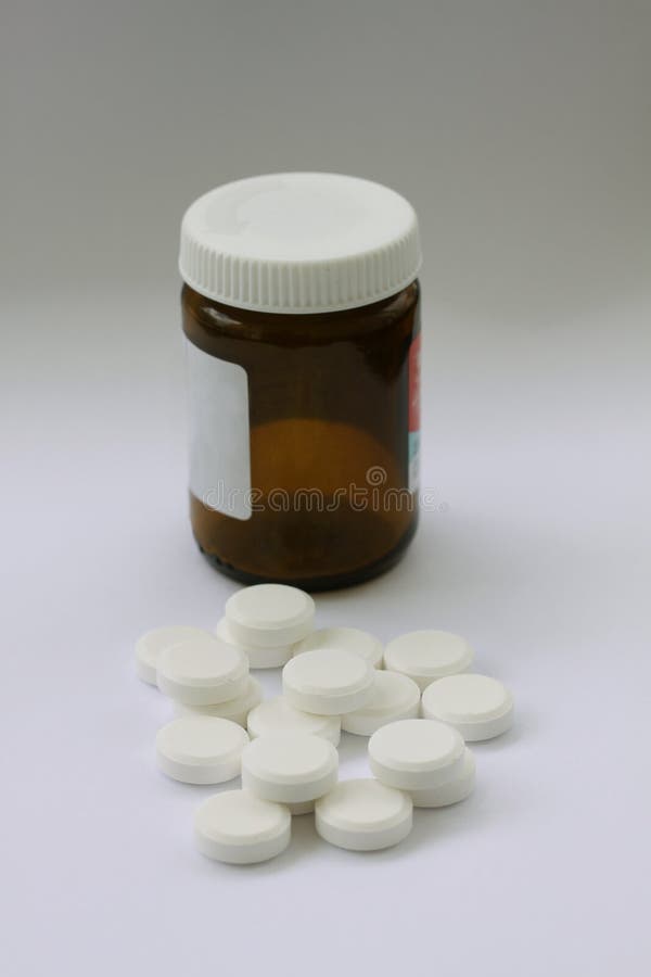 Hög av vita preventivpillerar med den bruna preventivpillerflaskan i backgroundllflaskan som illustrerar vitaminer eller böjelse arkivfoto Hög av vita preventivpillerar med den bruna preventivpillerflaskan i backgroundllflaskan som illustrerar vitaminer eller böjelse arkivfoto