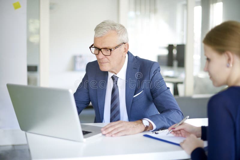 Hög bankrådgivare på arbete arkivbilder Hög bankrådgivare på arbete arkivbilder