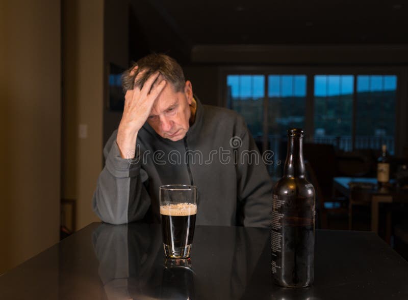 Hög caucasian vuxen man med fördjupning fotografering för bildbyråer Hög caucasian vuxen man med fördjupning fotografering för bildbyråer