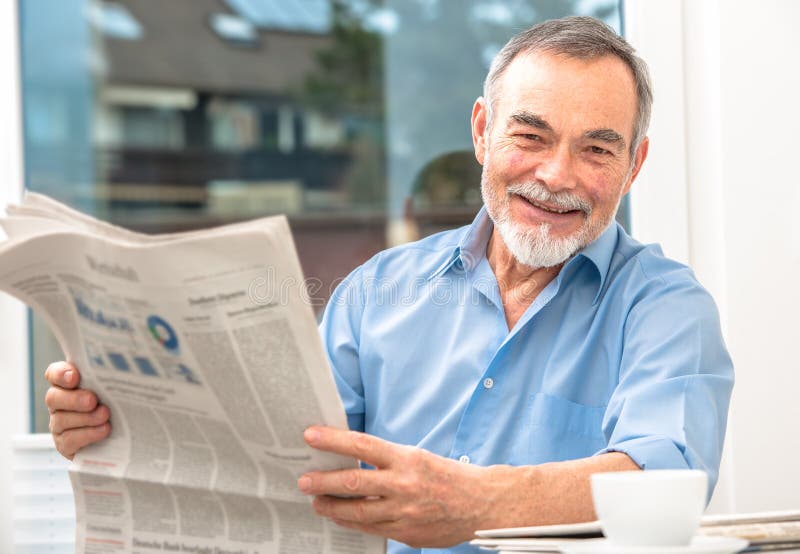 Hög man med en tidning arkivbilder Hög man med en tidning arkivbilder