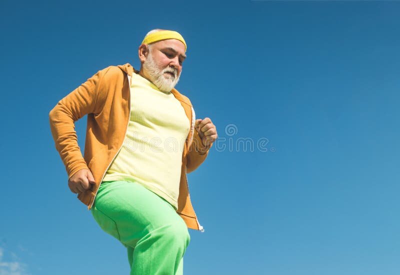 Hög man som kör i solig natur Mest bra cardio genomk? rare Den h? ga konditionpersonen som k? r i, parkerar f? r goda h? lsor arkivbild