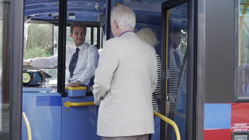 Hög parlogibuss och användapasserande arkivfilmer