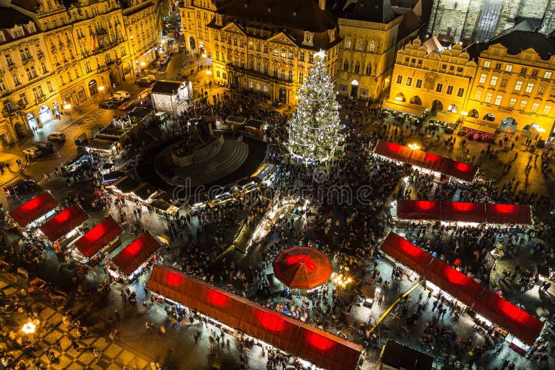 Hög sikt av den Prague julmarknaden royaltyfri bild Hög sikt av den Prague julmarknaden royaltyfri bild