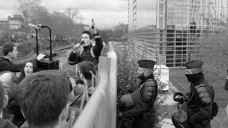 Hög syn på polisens säkerhet genom staket från demonstranter