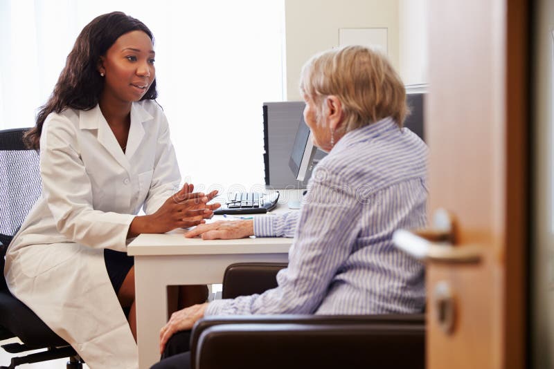 Hög tålmodig ha konsultation med doktor In Office royaltyfri foto Hög tålmodig ha konsultation med doktor In Office royaltyfri foto