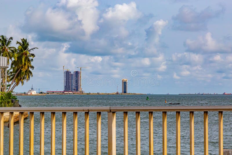 Hög uppbyggnadsbyggnad under uppförande i Eko Atlantic City Lagos Nigeria fotografering för bildbyråer Hög uppbyggnadsbyggnad under uppförande i Eko Atlantic City Lagos Nigeria fotografering för bildbyråer