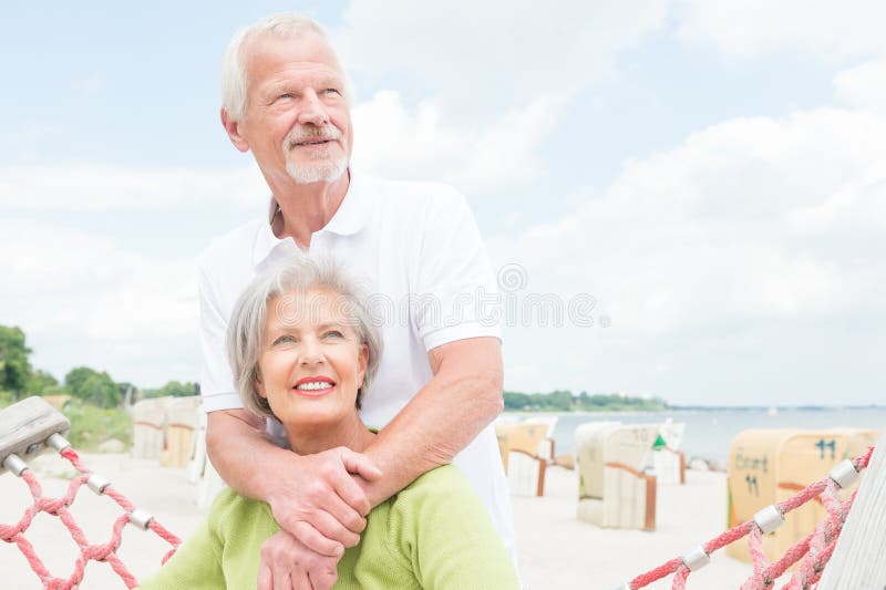Höga par på stranden