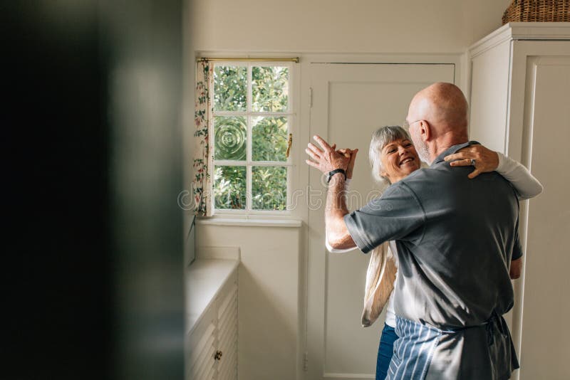 Höga par som hemma dansar royaltyfria foton