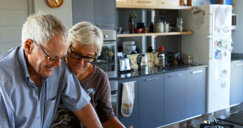 Höga par som påverkar sig varandra i kök 4k