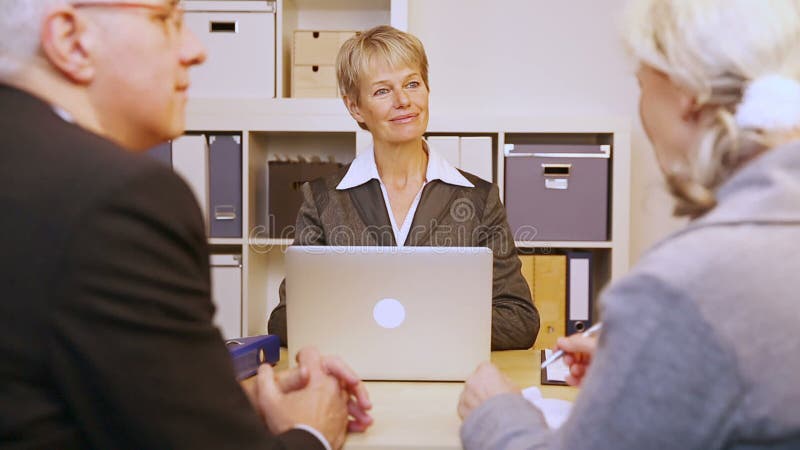 Höga par som talar till konsulenten stock video