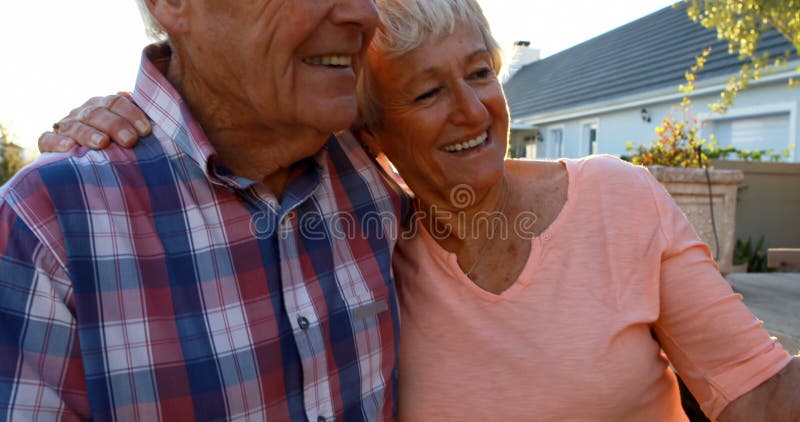 Höga par som tar selfie på mobiltelefonen 4k