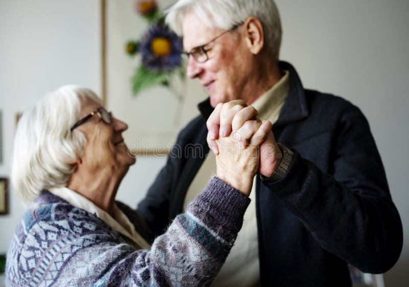Höga par som tillsammans dansar romantiker royaltyfri bild Höga par som tillsammans dansar romantiker royaltyfri bild