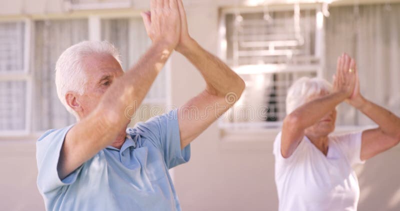 Höga par som utför en yoga