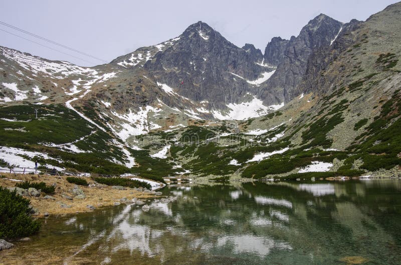 Höga Tatras - det Lomnicky maximumet och Kezmarsky når en höjdpunkt från Skalnate ple royaltyfria foton Höga Tatras - det Lomnicky maximumet och Kezmarsky når en höjdpunkt från Skalnate ple royaltyfria foton