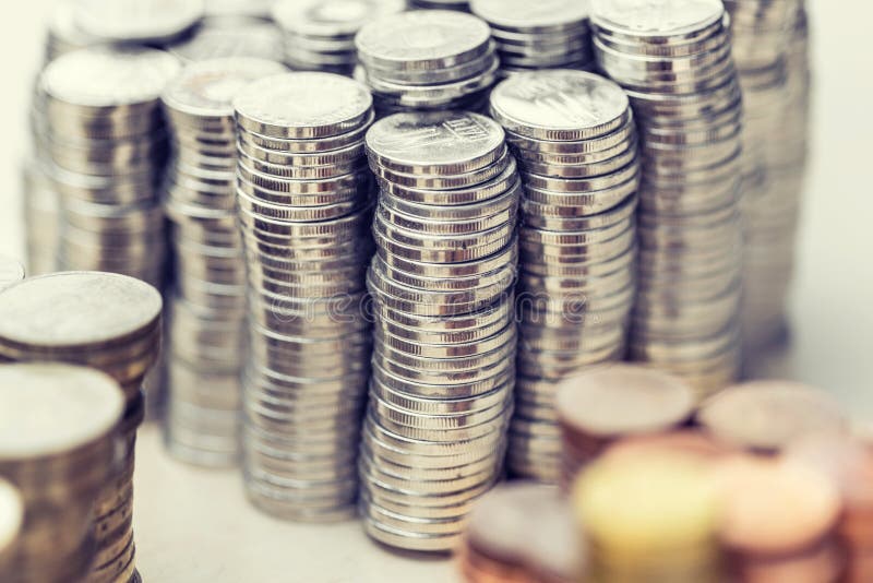 Högar av metalliska olika valutor i olika färger arkivfoton Högar av metalliska olika valutor i olika färger arkivfoton