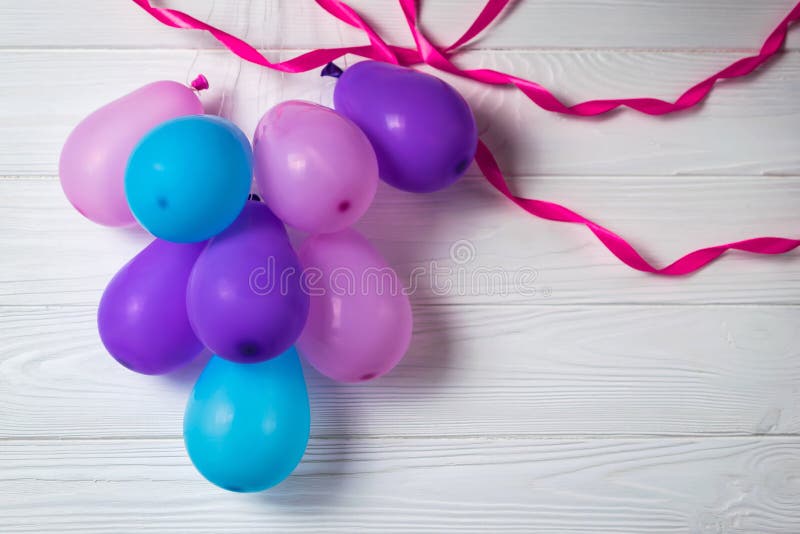 Högen av färgrika ballonger på vit bakgrund med band festar födelsedagkortet royaltyfri foto Högen av färgrika ballonger på vit bakgrund med band festar födelsedagkortet royaltyfri foto