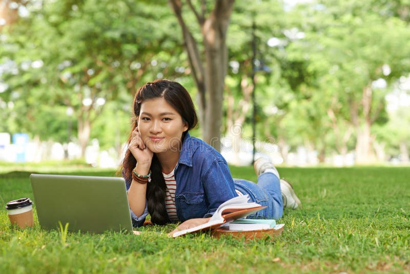 Högskolaflicka på universitetsområde arkivfoto Högskolaflicka på universitetsområde arkivfoto