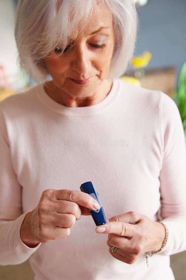 Högt kvinnligt diabetiskt kontrollerande blod Sugar Levels arkivbild Högt kvinnligt diabetiskt kontrollerande blod Sugar Levels arkivbild