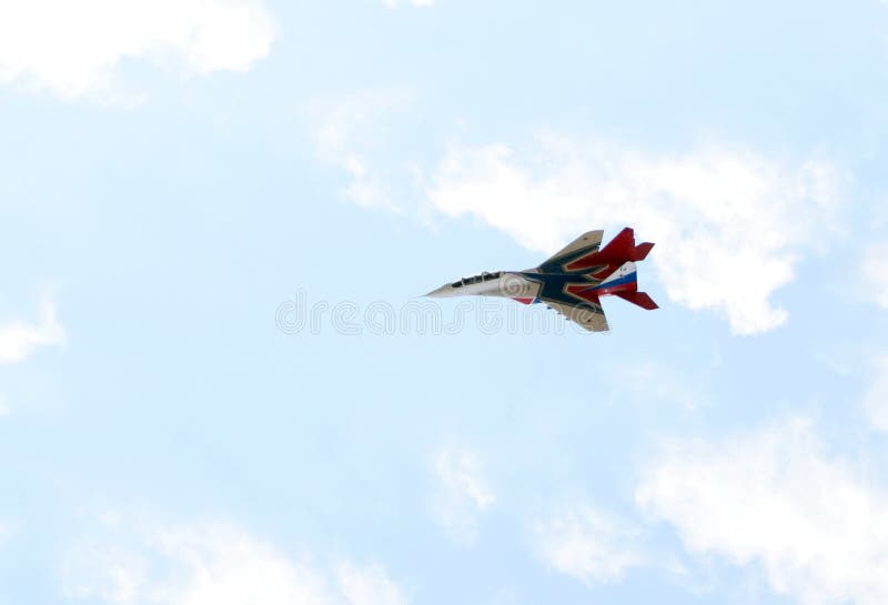 Högt manöverbar kämpe MiG-29 som kan användas till mycket från Strizhi det aerobatic laget över det Myachkovo flygfältet royaltyfri fotografi Högt manöverbar kämpe MiG-29 som kan användas till mycket från Strizhi det aerobatic laget över det Myachkovo flygfältet royaltyfri fotografi