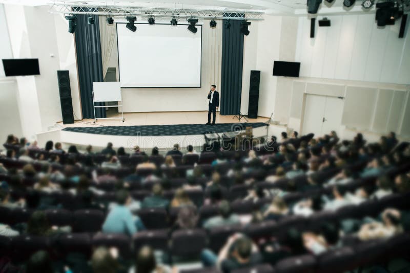 Högtalare på den affärskonferensen och presentationen Åhörare konferenskorridoren arkivbild Högtalare på den affärskonferensen och presentationen Åhörare konferenskorridoren arkivbild