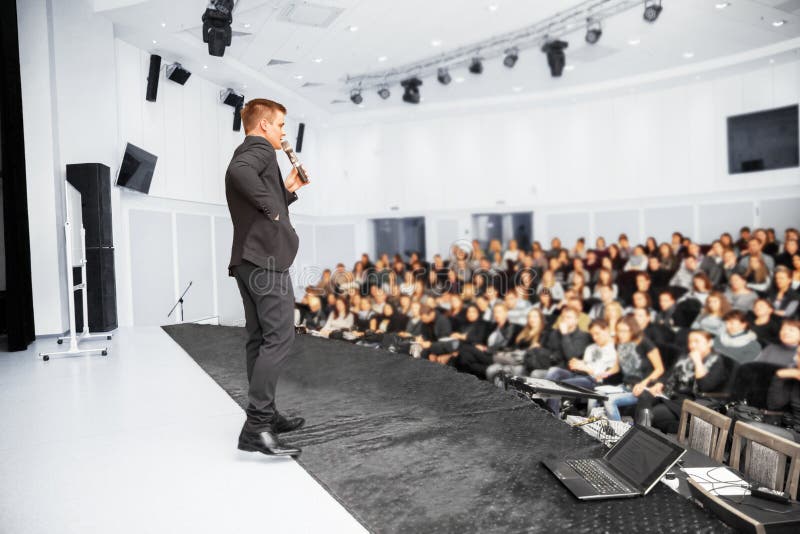 Högtalare på presentationen fotografering för bildbyråer Högtalare på presentationen fotografering för bildbyråer