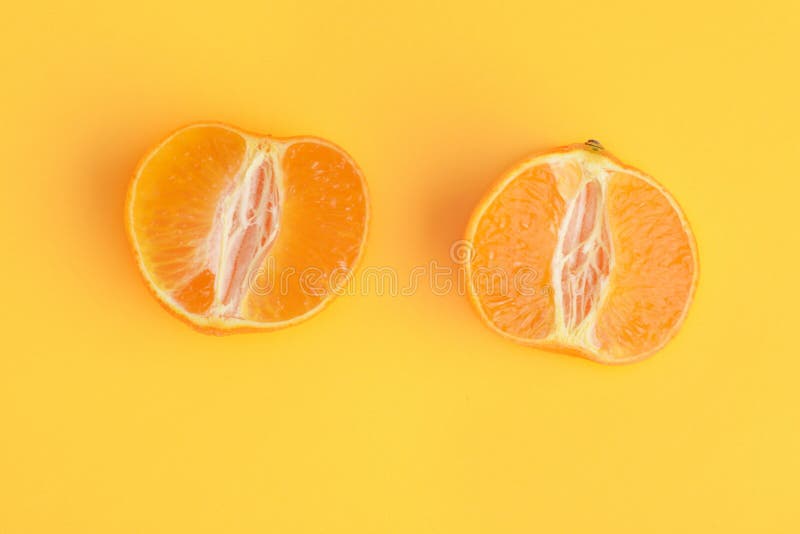 Högvinkelvy av segmenterad klementinorange arkivbilder