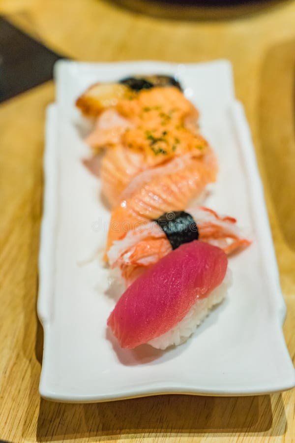 Högvärdig sushiuppsättning Hamachi, lax, Toro på den vita stenplattan royaltyfri fotografi Högvärdig sushiuppsättning Hamachi, lax, Toro på den vita stenplattan royaltyfri fotografi