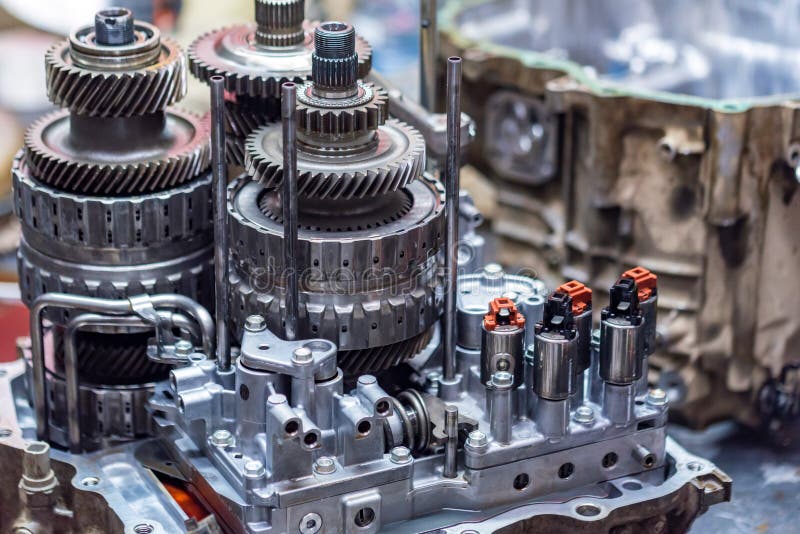 Höljeledningar i bilarnas automatiska transmission arkivbild