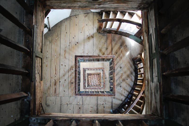 Hölzerne alte Treppe stockfotografie Hölzerne alte Treppe stockfotografie