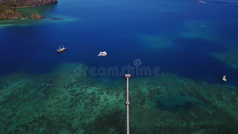 Hölzerne Anlegestelle auf Türkiswasser in Labuan Bajo