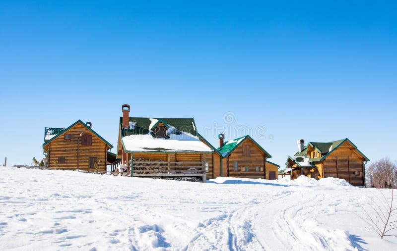 Hölzerne Blockhäuser auf einem schneebedeckten Berg lizenzfreie stockfotografie Hölzerne Blockhäuser auf einem schneebedeckten Berg lizenzfreie stockfotografie