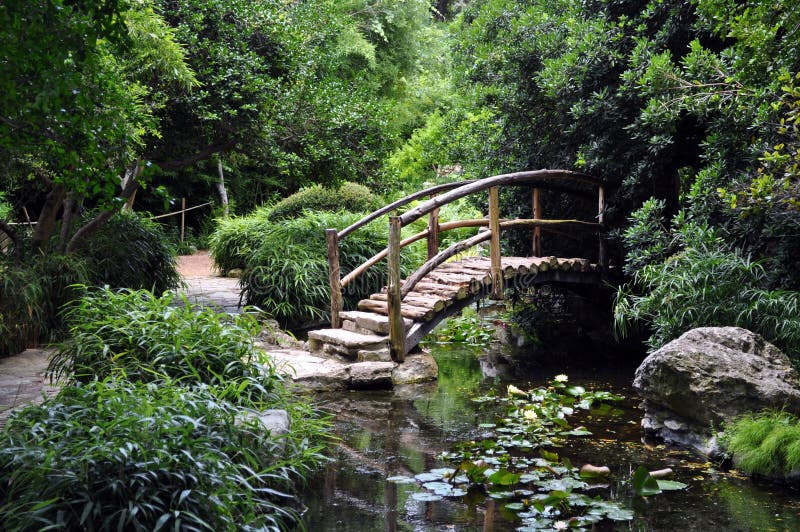 Hölzerne Brücke in einem Garten