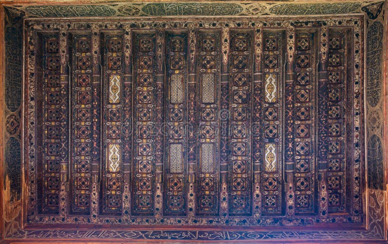 Hölzerne Decke verziert mit Blumenmusterdekorationen an Osmane historischem Beit El Set Waseela-buildingØŒ altes Kairo, Ägypten stockfoto Hölzerne Decke verziert mit Blumenmusterdekorationen an Osmane historischem Beit El Set Waseela-buildingØŒ altes Kairo, Ägypten stockfoto