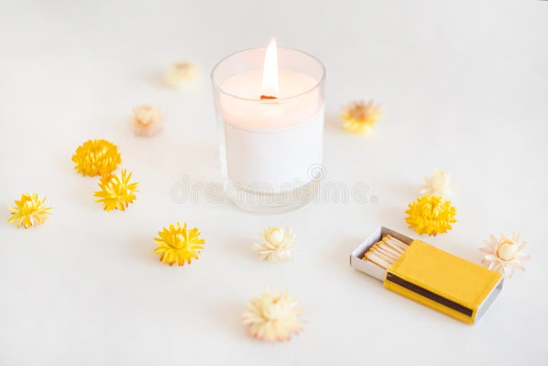 Hölzerne Dochtkerze mit Match und gelben Blumen Elegante Inneneinrichtung Brennende duftende Kerze des Wachses lizenzfreie stockbilder Hölzerne Dochtkerze mit Match und gelben Blumen Elegante Inneneinrichtung Brennende duftende Kerze des Wachses lizenzfreie stockbilder