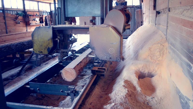 Hölzerne hölzerne Holzbearbeitung des hölzernen Sägemehlarbeit Sawing-Bauholzes