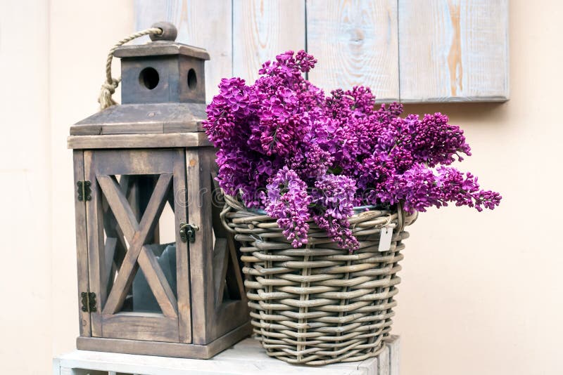 Hölzerne Lampe und Blumenstrauß der purpurroten Flieder stockbild Hölzerne Lampe und Blumenstrauß der purpurroten Flieder stockbild