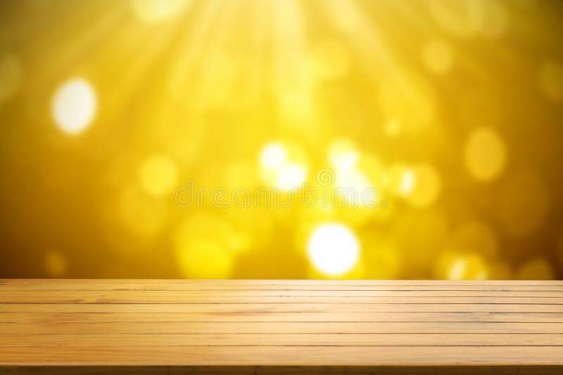 Hölzerne Regaltabelle auf Goldlicht bokeh Hintergrund