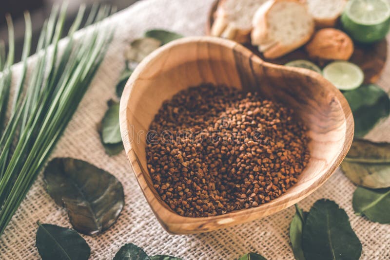 Hölzerne Schüssel des Teakholzes mit Buchweizenbrei auf Tabelle Traditionelle russische Nahrung Kalk und Brot auf dem Tisch stockfotos Hölzerne Schüssel des Teakholzes mit Buchweizenbrei auf Tabelle Traditionelle russische Nahrung Kalk und Brot auf dem Tisch stockfotos