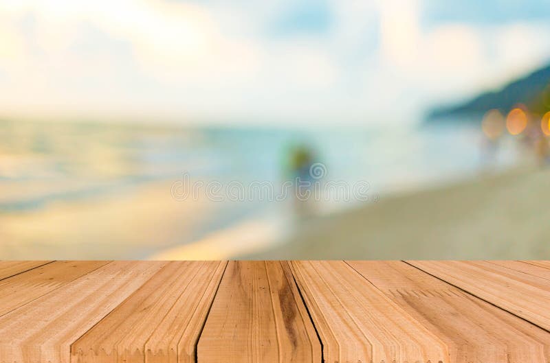 Hölzerne Tischplatte auf blauem See- u. Himmelhintergrund kann sich setzen oder Montage y