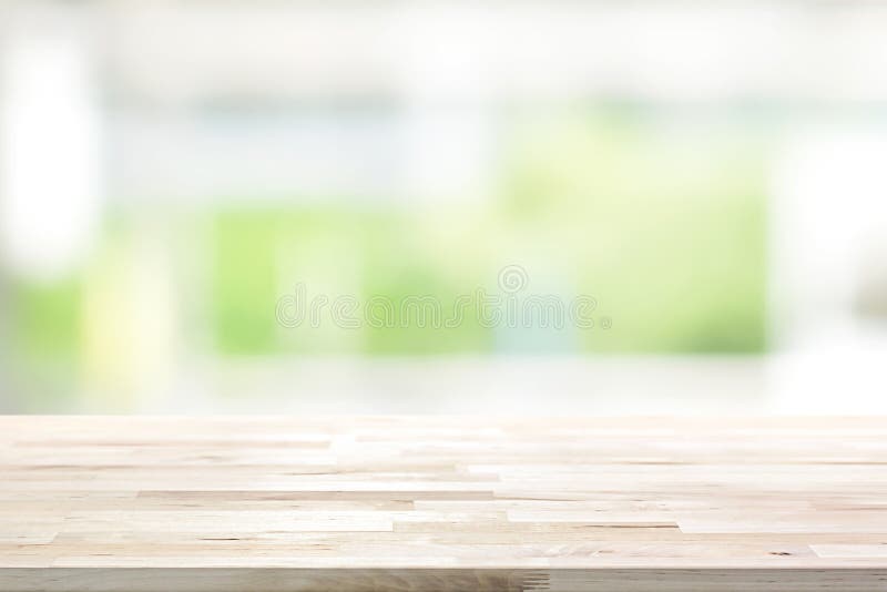 Hölzerne Tischplatte auf Küchen-Fensterhintergrund der Unschärfe weißem grünem