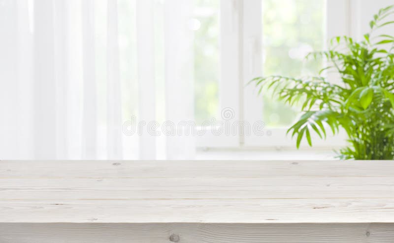 Hölzerne Tischplatte auf unscharfem Hintergrund des Fensters mit Vorhang