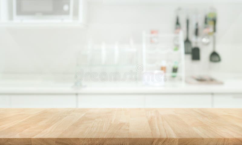 Hölzerne Tischplatte auf Unschärfeküchen-Raumhintergrund
