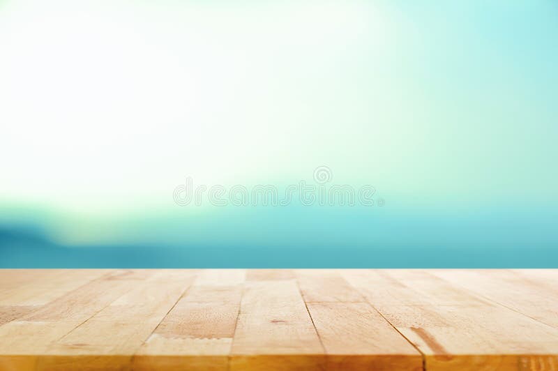Hölzerne Tischplatte auf weißem blauem Steigungshintergrund