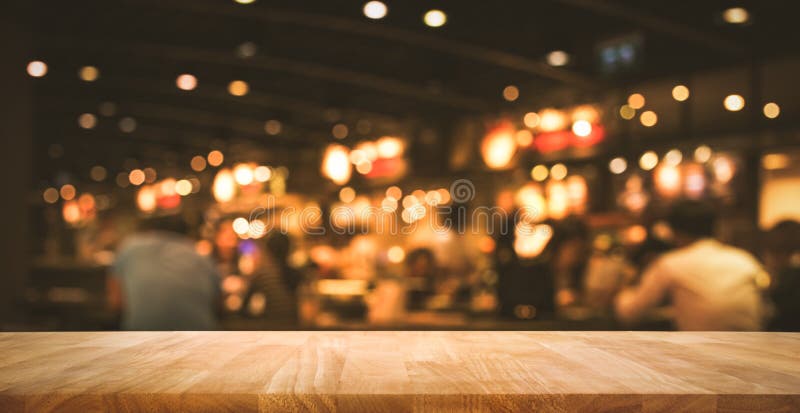 Hölzerne Tischplatte Bar mit Unschärfelicht bokeh im dunklen Nachtcafé