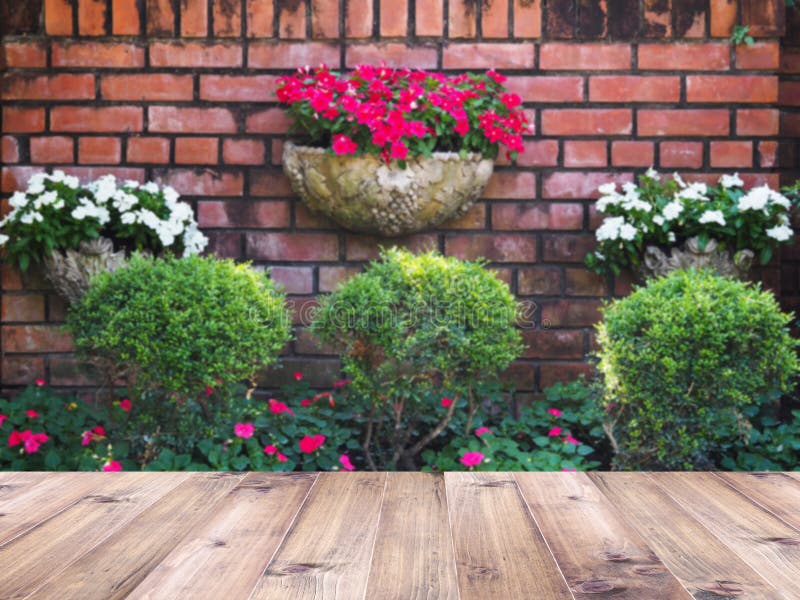 Hölzerne Tischplatte über undeutlichem Hintergrund Gartendekoration der im Freien stockbilder Hölzerne Tischplatte über undeutlichem Hintergrund Gartendekoration der im Freien stockbilder