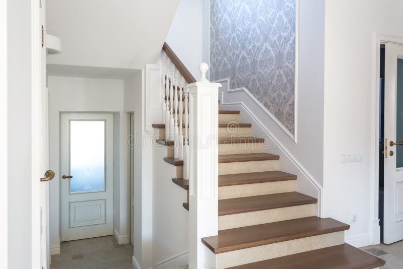 Hölzerne Wendeltreppe im hellen Innenraum im Ferienhaus stockfotos Hölzerne Wendeltreppe im hellen Innenraum im Ferienhaus stockfotos