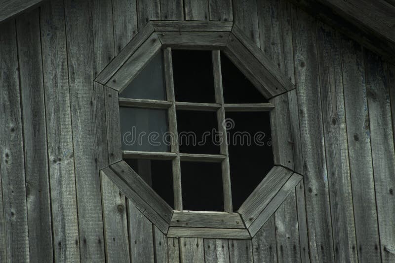 Hölzerne zerbrochene Fensterscheibe der alten Weinlese lizenzfreie stockbilder Hölzerne zerbrochene Fensterscheibe der alten Weinlese lizenzfreie stockbilder